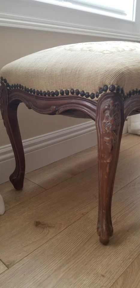 Antiguo banco de punta de aguja de madera tallada estilo francés recorte de cabeza de clavo RECOGIDA LOCAL  Foto 4 de 4