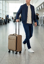 Guess Trolley Cabina Marrone 4G Logo 4 Ruote TSA 56x39x20 cm Unisex –Mod. Napoli