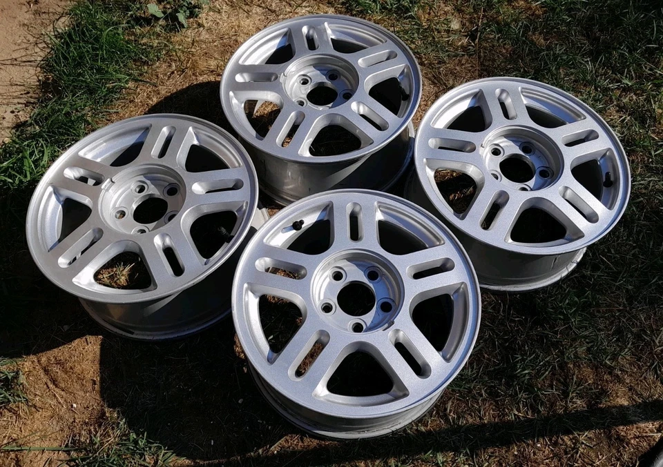 Juego de ruedas Ford Freestar 2004-07 16" plateadas con tapas centrales 5 en 4 1/2" bonito Foto 3 de 4