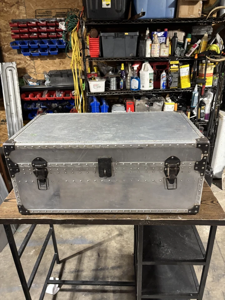 Baúl vintage militar de aluminio metal con bandeja Foto 3 de 4