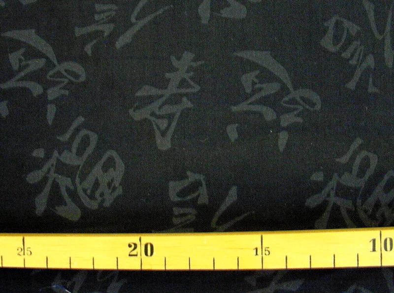Patchworkstoff (€20/m²) 0,3m asiatische Zeichen auf Schwarz 1,1m breit - Bild 1 von 2