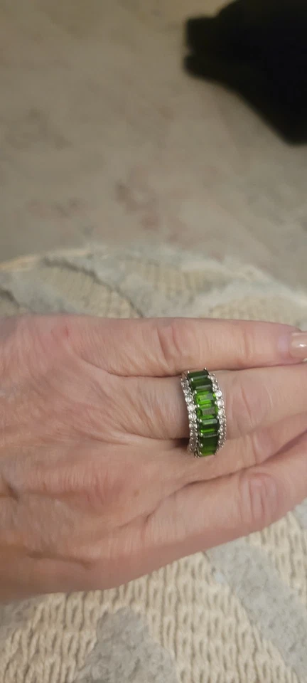 Anel de três fileiras de prata esterlina 925 criado em laboratório esmeralda - Imagem 4 de 4