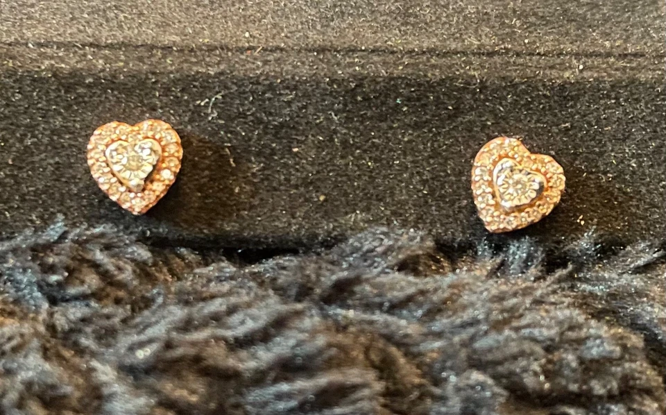 Nuevos pendientes de diamantes en forma de corazón.  Diamante oro 14kt 1/8 crt por Zales Foto 2 de 3