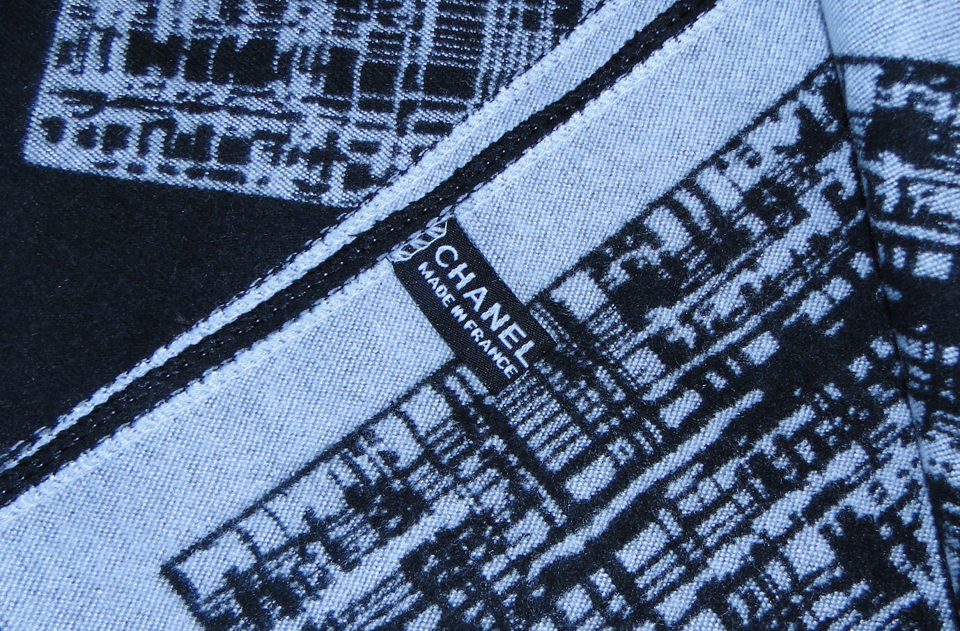 Authentic CHANEL Cashmere & Silk Scarf ~ BRAND NEW w/o  tag~ Made in France~ image 4