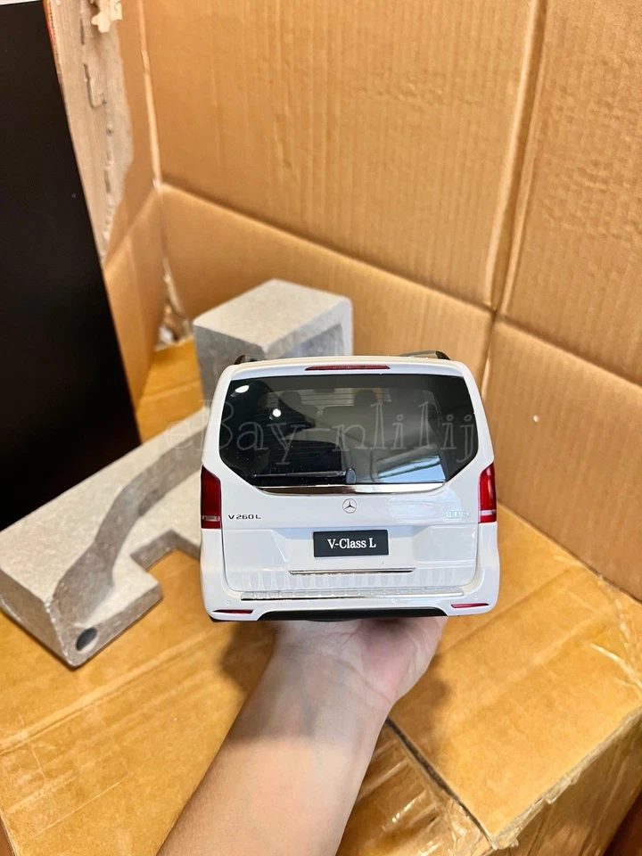 Modelo de coche Mercedes-Benz Clase V LWB blanco diecast escala 1:18 Foto 4 de 4