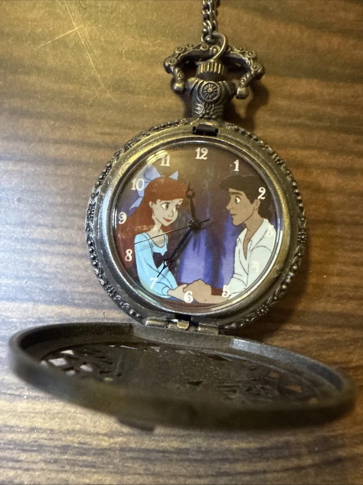 DISNEY МАЛЕНЬКАЯ РУСАЛОЧКА АРИЭЛЬ КАРМАННЫЕ ЧАСЫ ПОДВЕСКА ОЖЕРЕЛЬЕ ОЛОВЯННЫЙ ТОН! - Изображение 3 из 4
