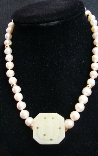 WHITE RINGED PEARLS WITH CARVED JADE PENDANT AND … - image 1