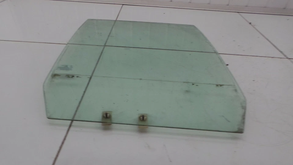 1998-2005 Suzuki Grand Vitara Rear Driver Side Window Glass - Image 2 of 4