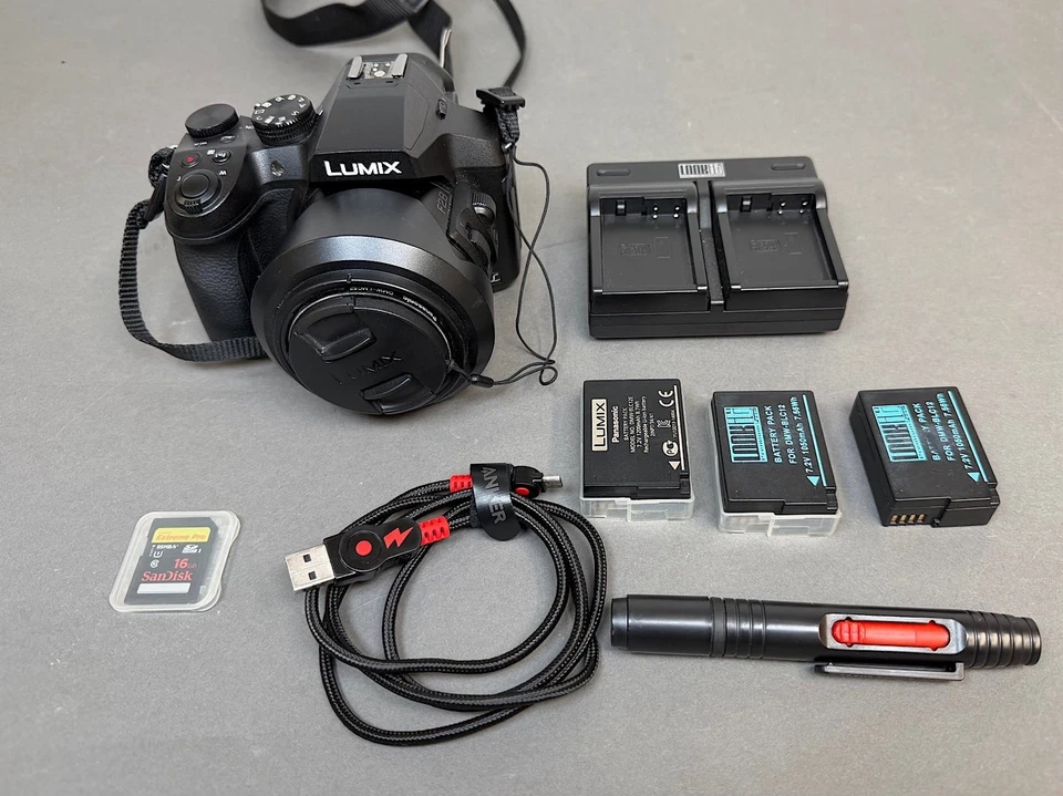 Panasonic LUMIX DMC-FZ300EGK Kompaktkamera/Bridge, m. Zubehörpaket, Gepflegt