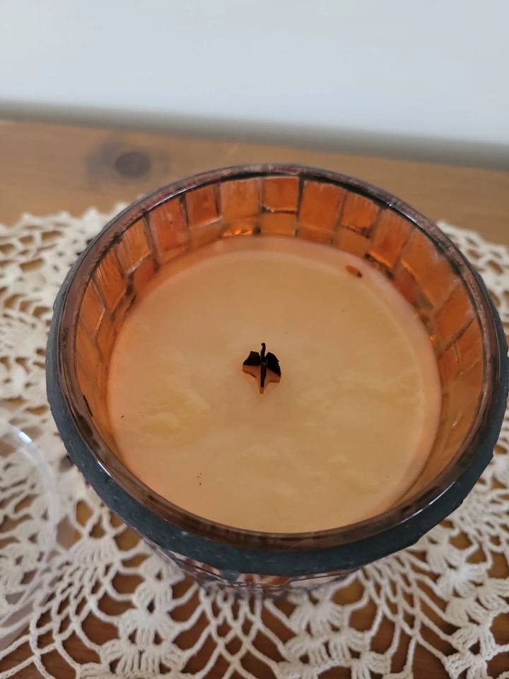 Tarro de vidrio de mosaico naranja mantequilla de calabaza WoodWick vela de 10 oz usado Foto 3 de 4