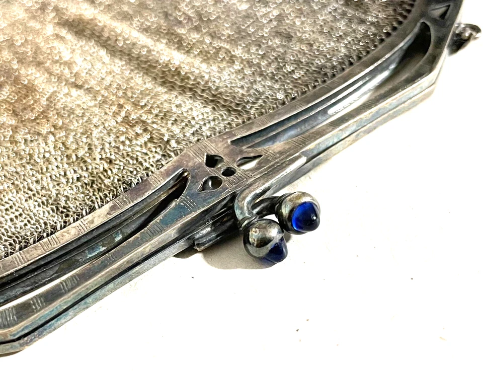 Antiguo bolso de muñeca de malla plateada de Whiting & Davis Co Art Deco con 2 piedras azules Foto 4 de 4
