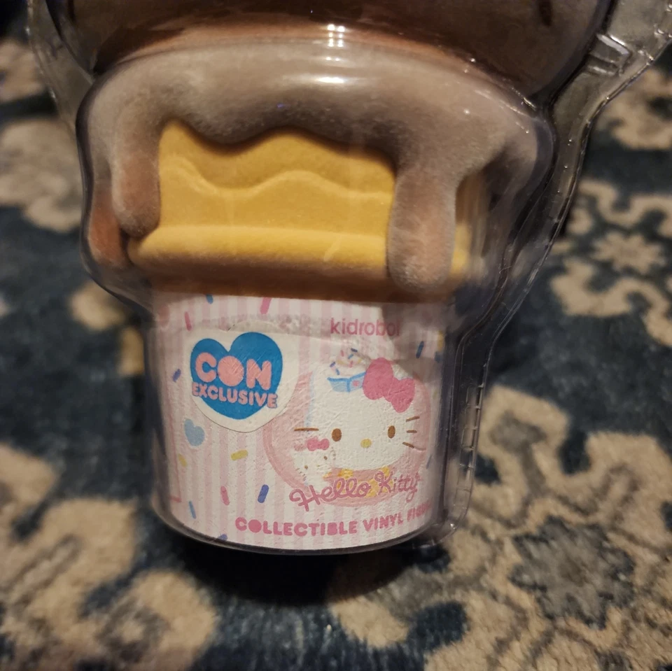 Figura Vinilo Chocolate Cono Helado Hello Kitty Kidrobot Exclusivo SDCC 2025 Foto 2 de 4