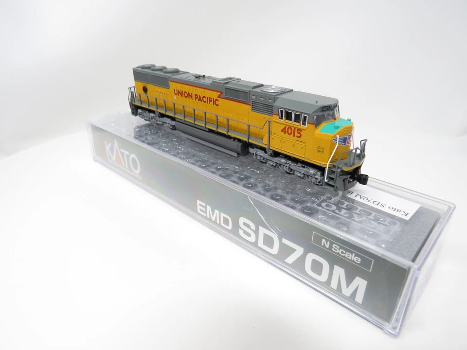 Дизельный локомотив Kato N 176-4015-S DCC Sound Union Pacific Excursion EMD SD70M - Изображение 3 из 4