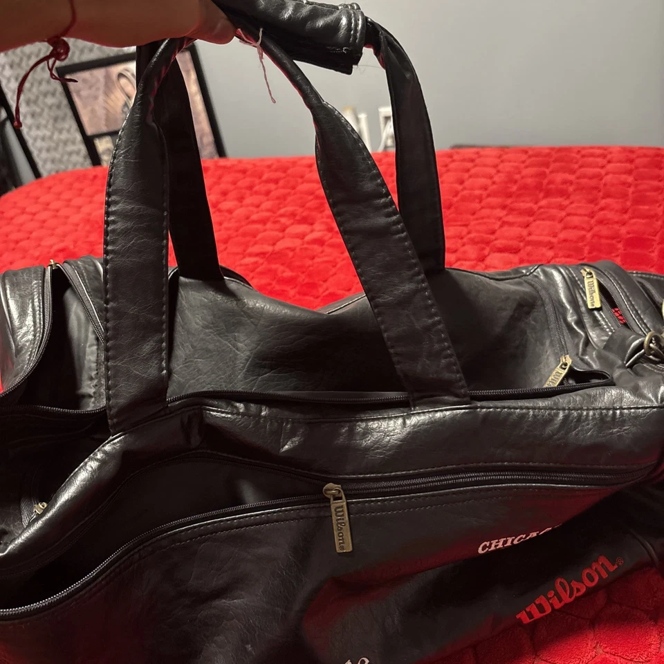 复古 70 年代 Wilson 黑色皮革行李袋双手柄带肩带二手状况完好 — 第 4/4 张图片