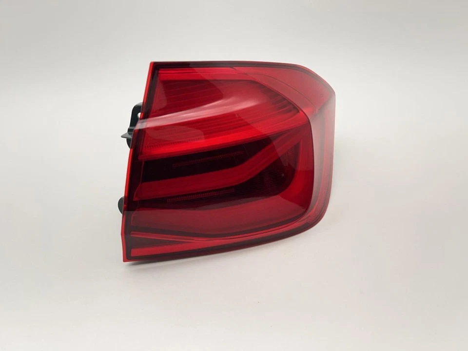 BMW 330i 2017-2018 luz trasera derecha montada en cuarto 2,0 L a AWD 122 k xDRIVE 63817 Foto 2 de 4