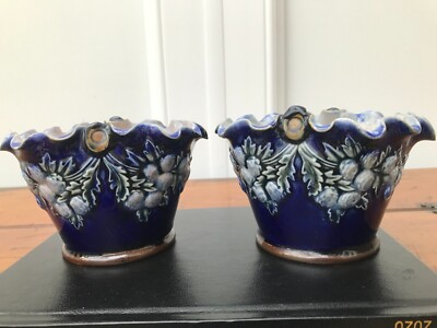 Paar kleine Royal Doulton Pflanzgefäße aus Steinzeug Anfang 20. Jahrhundert, 7,5 cm hoch