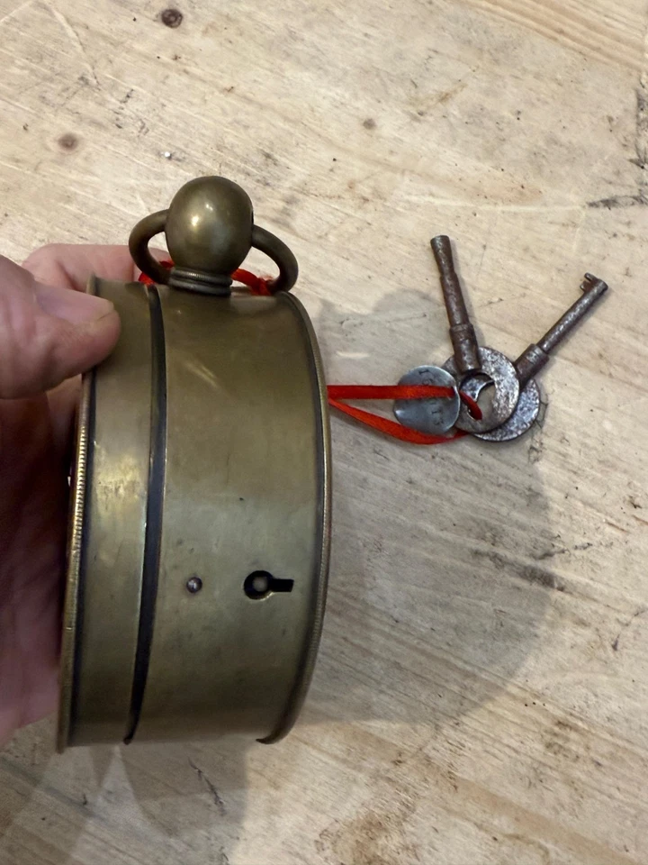 Orologio da ronda anni '20 per guardia notturna, funzionante e con sue chiavi - Immagine 3 di 4