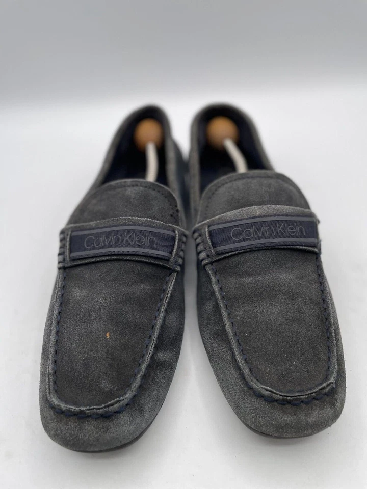 Mocasines Calvin Klein Oliver para hombre talla 10 gris logotipo sin cordones punta almendra gamuza Foto 2 de 4