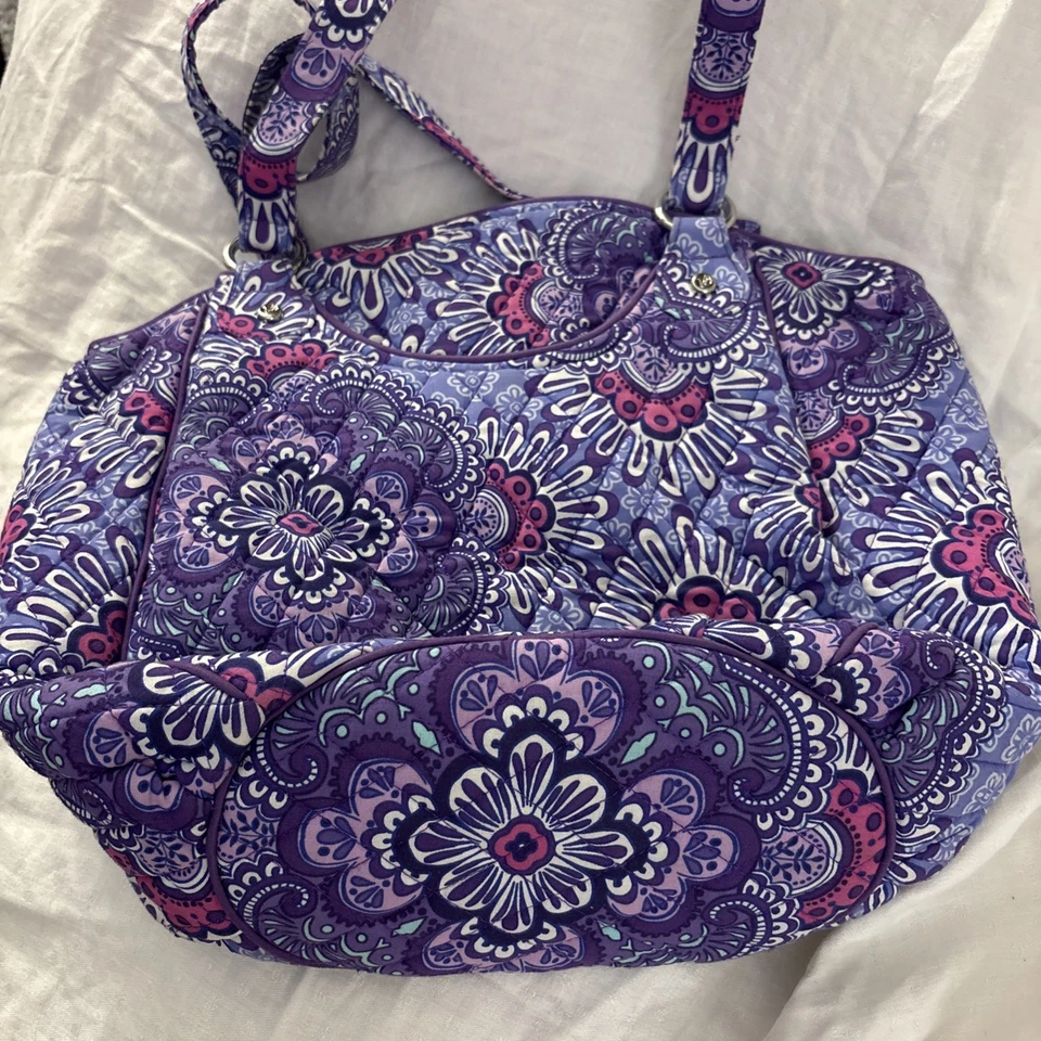 Bolso de Hombro Vera Bradley Acolchado Algodón Glenna Tapiz Lila Cremallera Usado en Excelente Condición Foto 4 de 4
