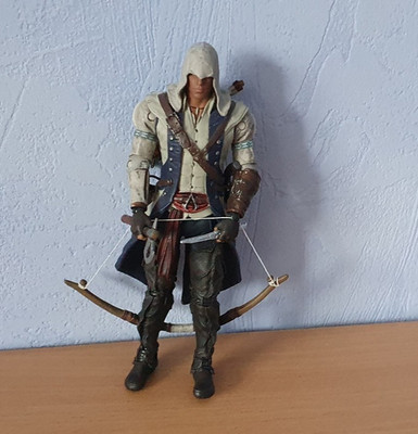 Assassins Creed 3 Connor Kenway Figur mit Bogen, Dolch und Tomahawk