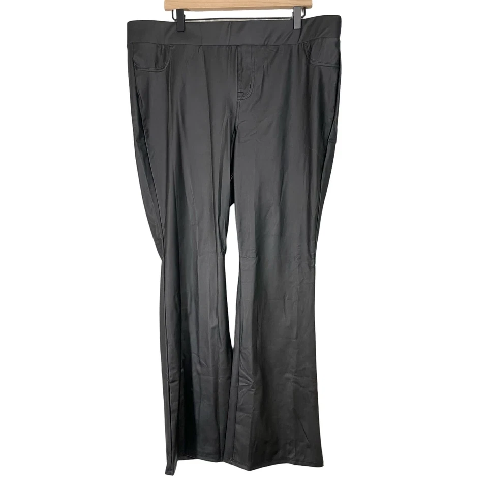 Legging acampanado cintura firma cuero sintético negro Torrid para mujer - talla 3 (3X) Foto 2 de 4