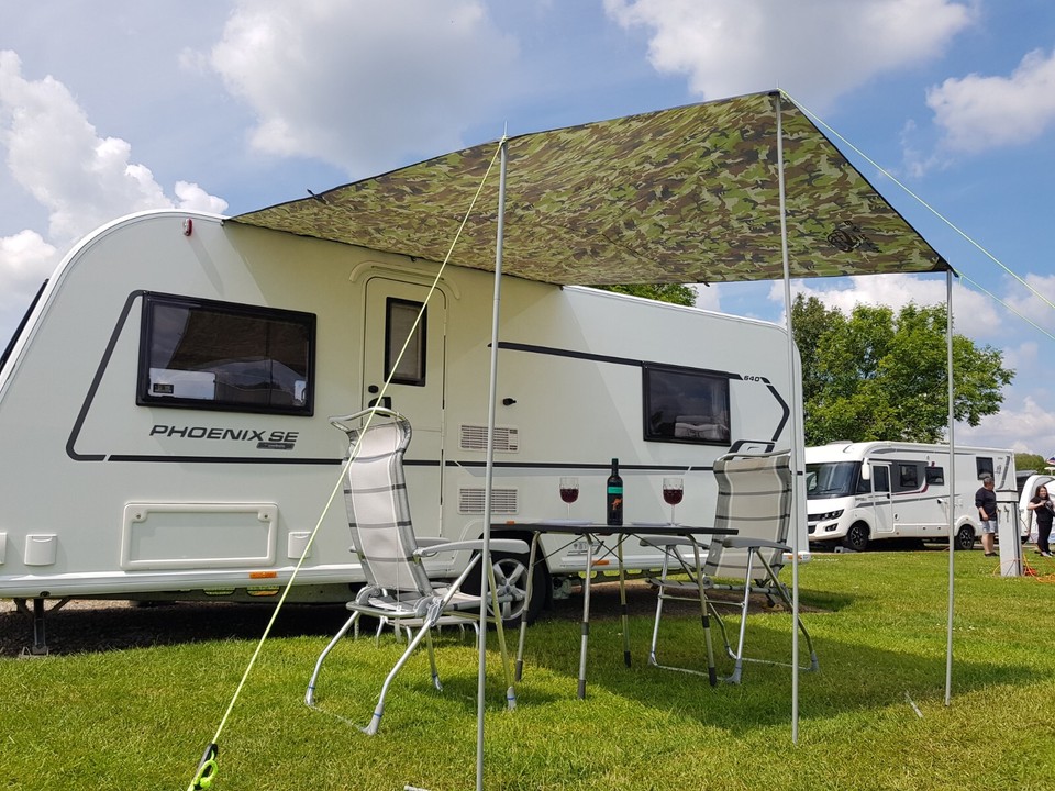 Wild Earth DELUX Sonnendach – 2,4x3 M, Silbergrau, Für Wohnmobile & Vans, Mit Alu-Stangen & Zubehör