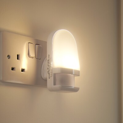 Auraglow Automatisches Plug In Farbwechsel LED Nachtlicht mit Tageslichtsensor