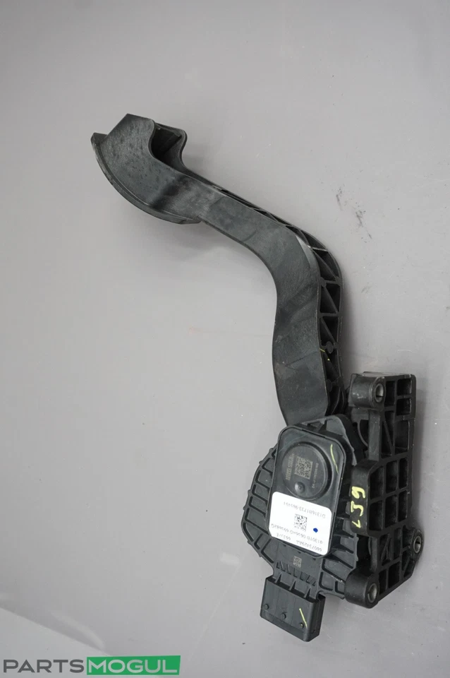 2012-2019 Fiat 500 Electric Accelerator Gas Throttle Pedal 68073429AA OEM - Image 2 of 4