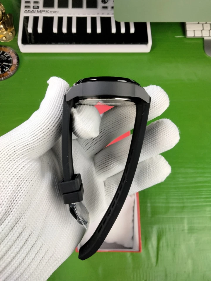 Reloj Invicta Corduba de cuarzo para hombre con caja negra/banda de silicona 49796 esfera de latón WR50M Foto 4 de 4