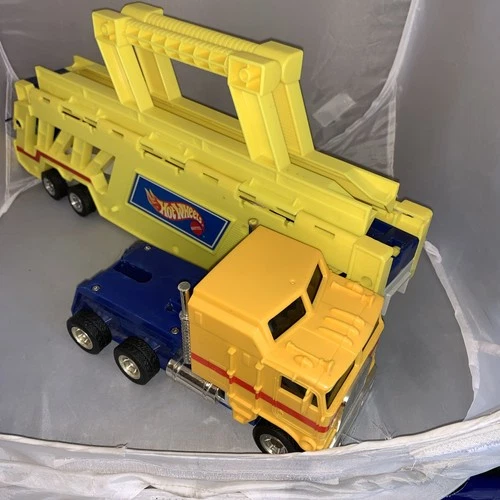 1986 VTG  Hot Wheels Semi Truck Trailer Transporter Car Hauler w Carrying Handle