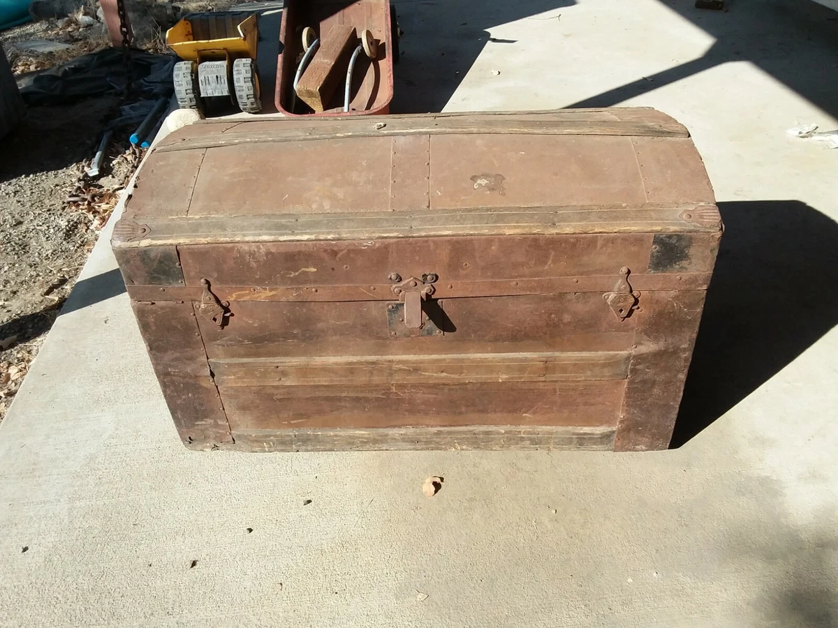 Vintage wooden trunk outlet
