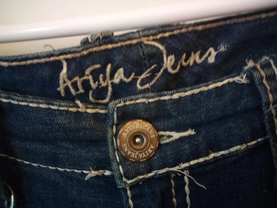 Женские джинсы Ariya с вышивкой капри размер 9/10 темно-синие вареные искусственно состаренные - Изображение 3 из 4