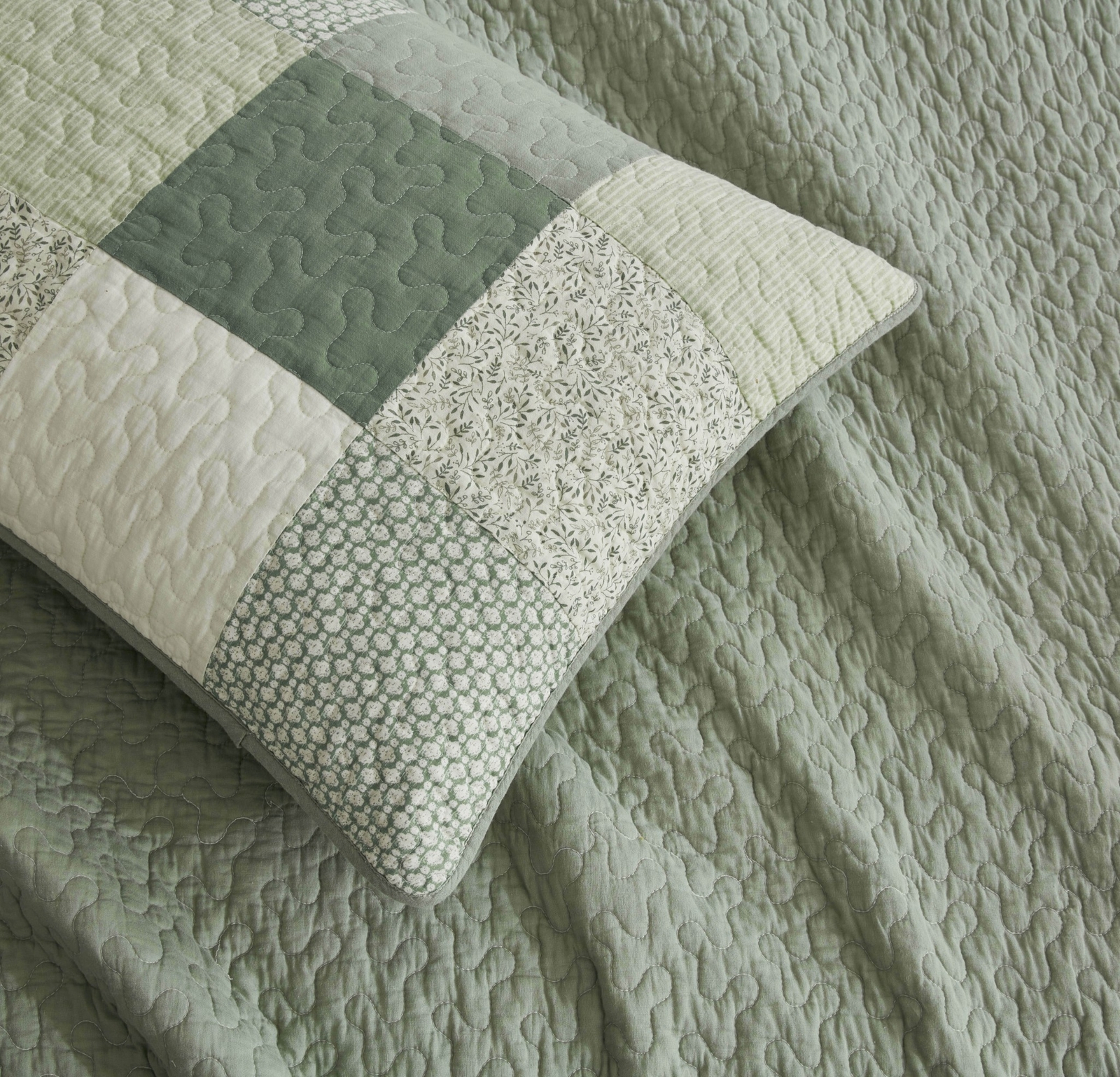 Chezmoi Collection Chic Sage Green Floral Patchwork Cotton Quilt