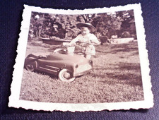 Altes Foto kleines Kind mit Hut im Garten Tretauto Spielzeug Auto 1958 (3)