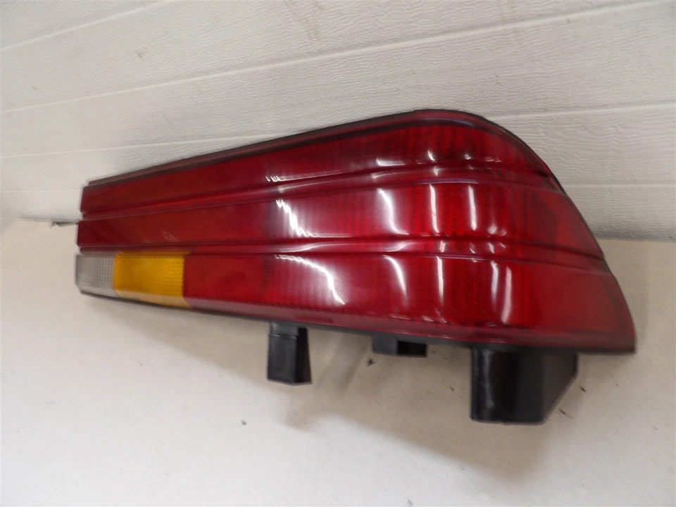 FORD TEMPO 1986-1987 LUZ TRASERA DERECHA LADO PASAJERO MONTAJE LÁMPARA TRASERA OEM Foto 2 de 4