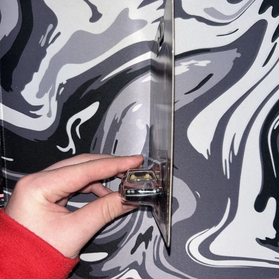 Coche diecast BMW 733i 1983 Hot Wheels Premium 2025 Pop Culture Stranger Things Foto 3 de 4