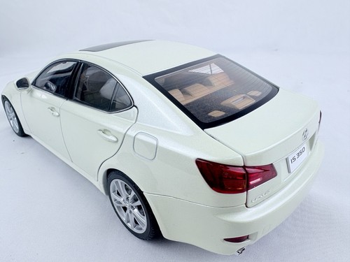 AUTOart 1/18 1:18 2006 Lexus IS 350 White Millennium - Picture 5 of 16