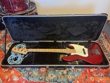 Fender Standardowy bas jazzowy, klonowa podstrunnica, cukierkowe jabłko czerwone i twarde etui 