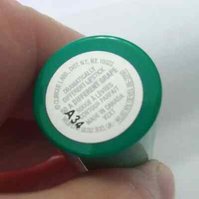 CLINIQUE Dramatically Different Lipstick '' 50 A Different Grape '' Full Size New