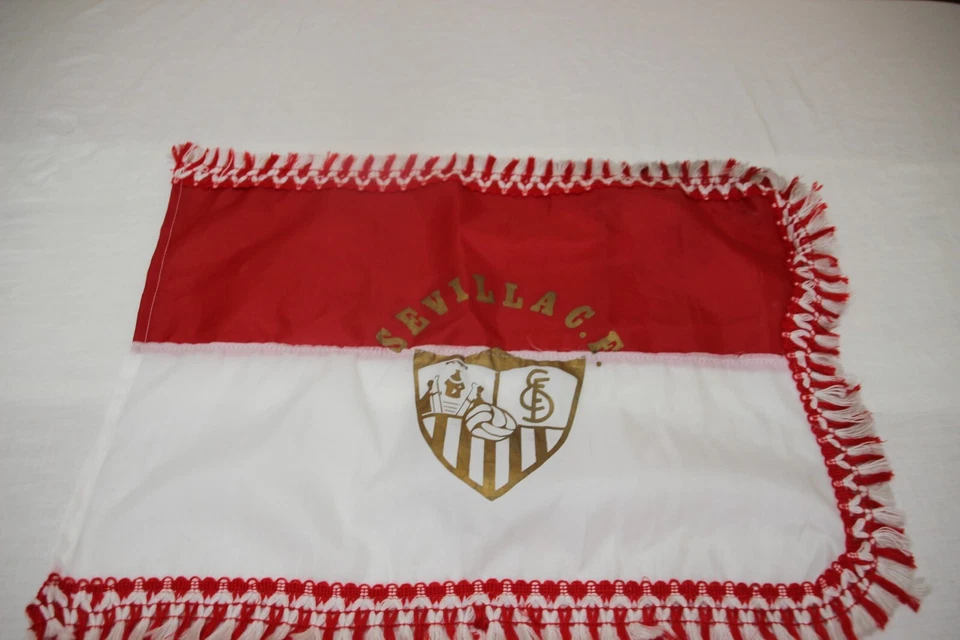 Drapeau De Football Ancien Années 80/90 Sevilla C.F Avec Franges Sur Les Bords - Photo 1/1