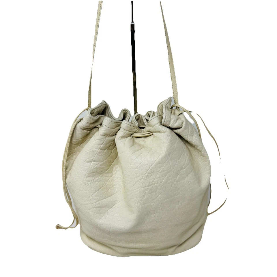 Bolsa de ombro CARLOS FALCHI com cordão balde couro off-white 10"t x 12"w - Imagem 4 de 4