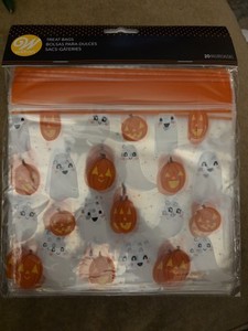 2 Packs Wilton 20ct Resealable Tons Halloween Pumpkins & Ghosts Treat Bags	7x7"
