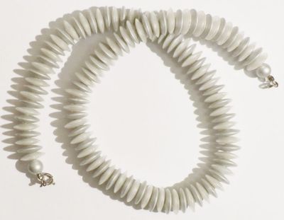 Collier Vintage Années 70 - Pastille Nacré Gris Et Crème Avec Perle, Réf. 3269