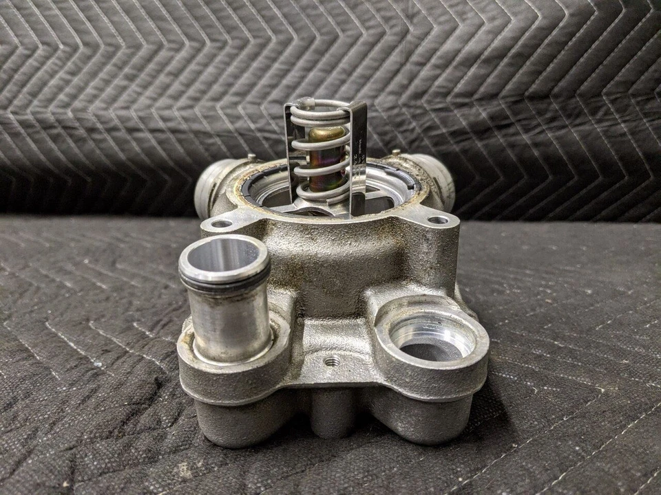 Carcasa termostato motor BMW E60/E63/E64 M5 M6 S85 7833761 Foto 4 de 4