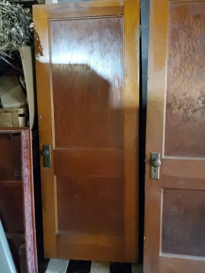 3 puertas interiores vintage 1940 madera maciza oscura con tiradores y algunas bisagras Foto 2 de 4