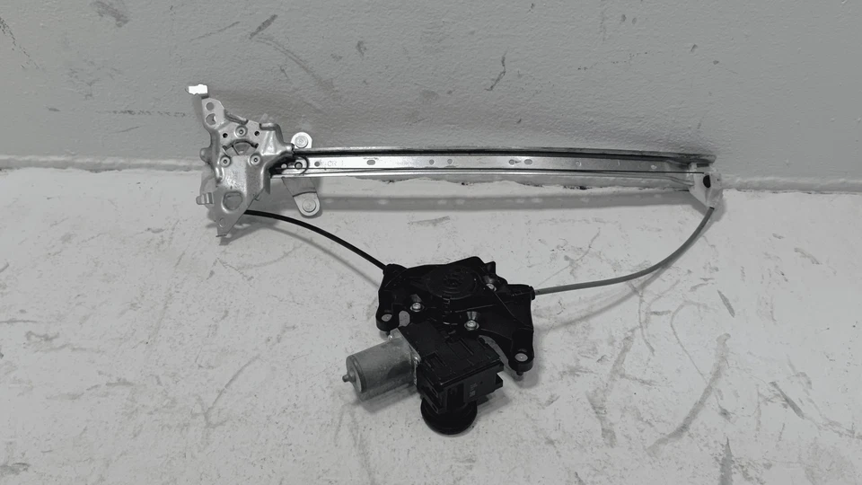 Регулятор стекла задней левой водительской двери с двигателем 2019-2021 Toyota RAV4 OEM - Изображение 3 из 4