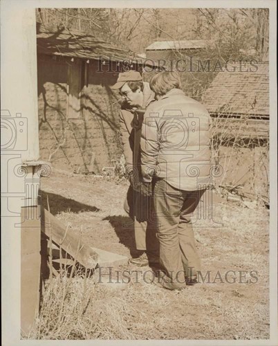 1977 Press Photo Residents of Asheville, North Carolina carry building material