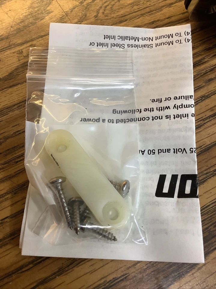 Receptáculo de entrada con brida de bloqueo giratorio Leviton 30A 125V 6372-CR Foto 3 de 4