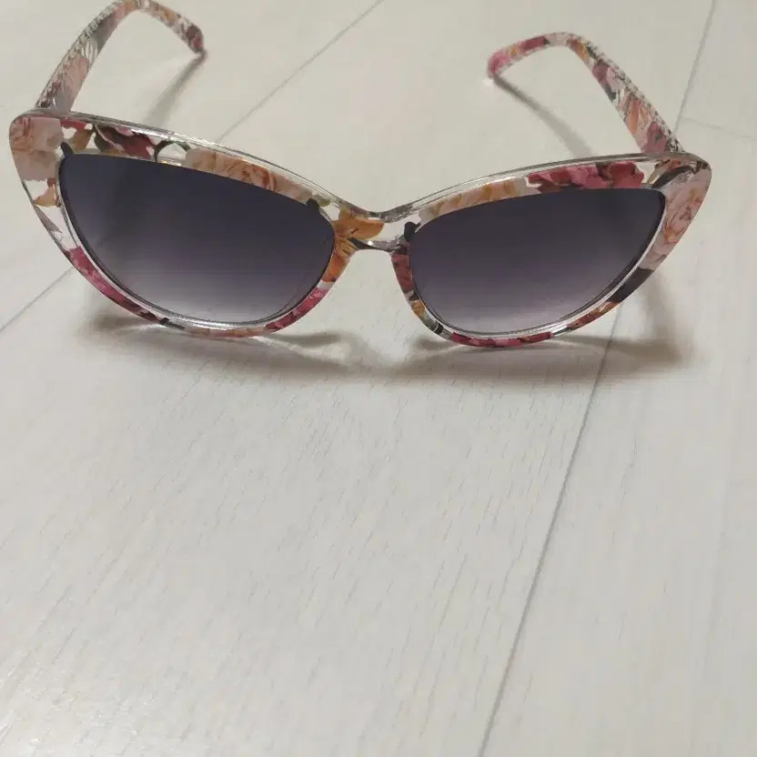 Flower Pattern Sunglasses - Unique Design - image 3