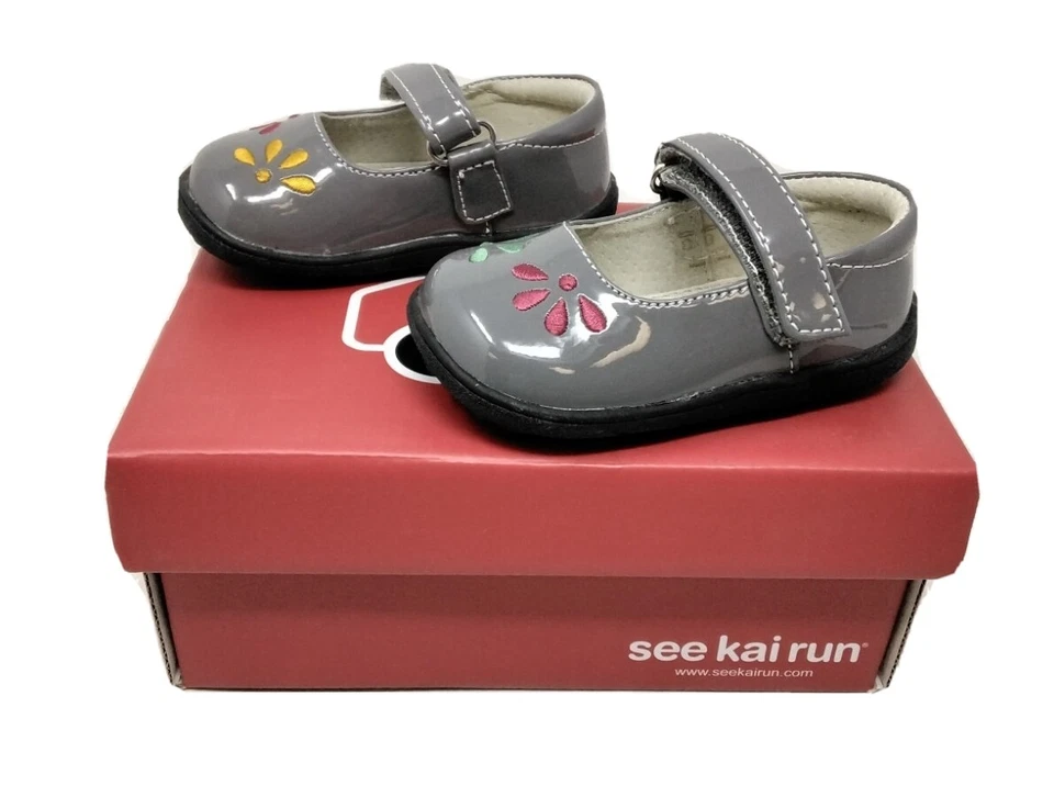See Kai Run Mary Jane Ginny 女婴 4 码休闲凉鞋灰色和 Mutlicolor — 第 3/3 张图片